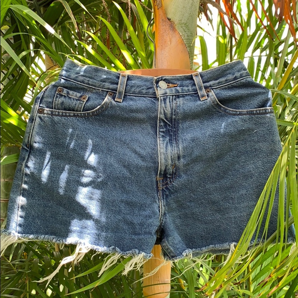 Levi Cutoff Shorts
